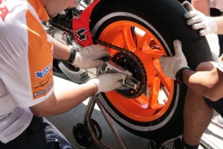 Αλλάζουν το μετατρόχιο οι μηχανικοί του Dovizioso